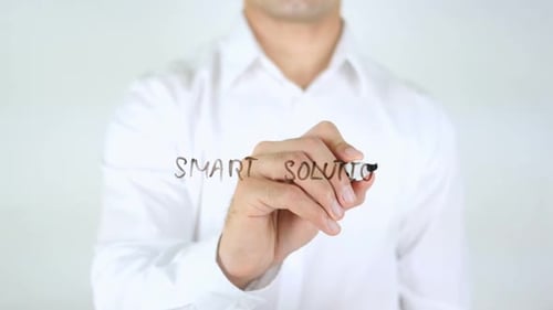 Solutions intelligentes, un homme écrivant sur du verre