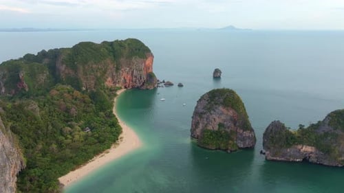 Los acantilados de la playa de Railay brillan en la cálida puesta de sol de Krabi desde arriba