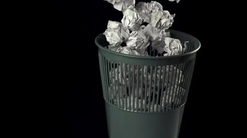 Der Korb fliegt zusammen mit dem zerknitterten Papier, das mit einer Hochgeschwindigkeitskamera mit 1000 Bildern pro Sekunde gefilmt wurde