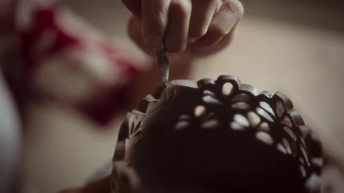 Motifs uniques sculptés dans la poterie par un artisan qualifié