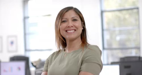 Portrait of happy caucasian casual businesswoman in office, slow motion