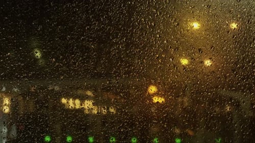 In Istanbul hängen Regentropfen am Fenster, bei Regenwetter hat man einen Blick auf die Stadt und die Moschee.