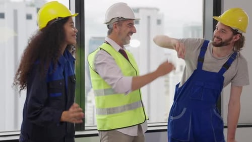 Engenheiros usando o plano de projeto, discutindo e trabalhando