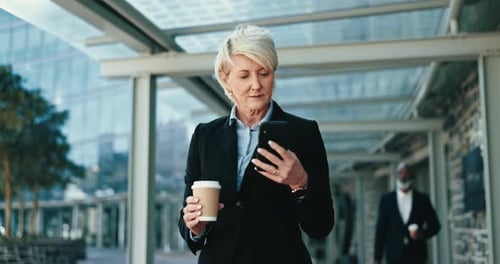 Mulher ao ar livre, de negócios e sênior com um celular, contato e rede com e-mail