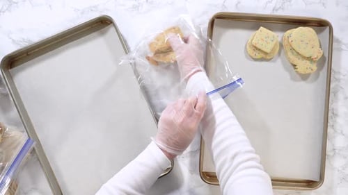 Mit Streuseln verzierte Zuckerkekse in Schachteln verpacken