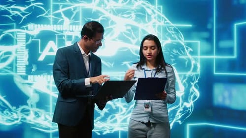 Informatiker arbeiten an der Entwicklung eines KI-Systems in einem High-Tech-Arbeitsbereich zusammen