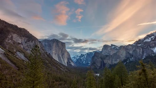 Malerischer Ort mit Tunnelblick an der California State Route 41 im Yosemite-Nationalpark, Vereinigte Staaten. Ti