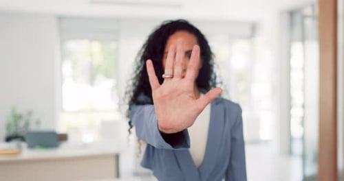 Mujer de negocios y rostro con stop hand por gesto asertivo y serio por rechazo en el lugar de trabajo