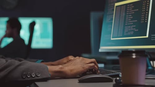 Programação Hands of IT Specialist no computador à noite
