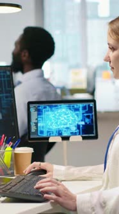 IT-Experte für vertikale Video im High-Tech-Startup-Büro nutzt neuronale Netze zur Entwicklung von KI