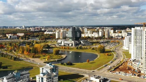 Zumbido volando hacia atrás desde el emblemático edificio de la Biblioteca Nacional en Bielorrusia, Minsk, hacia la hermosa