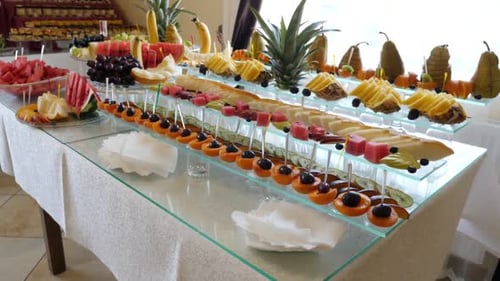 F55. Süßes Buffet mit verschiedenen Früchten. Dekoration eines Obst- und Beerenbuffettisches.