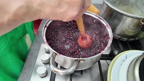 Video mit dem Kochen von Wildkirschen