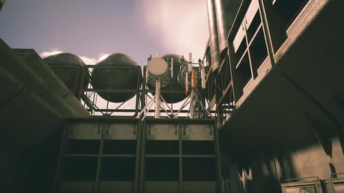 Geräteinstallation auf einem Industriegebäude bei hellem Tageslicht