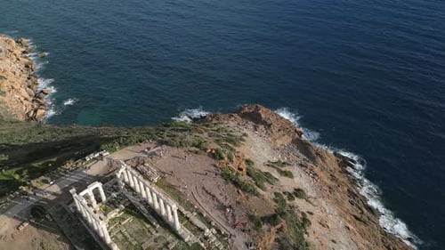 Vue aérienne du temple de Poséidon au cap Sounio dans la lumière de l'après-midi