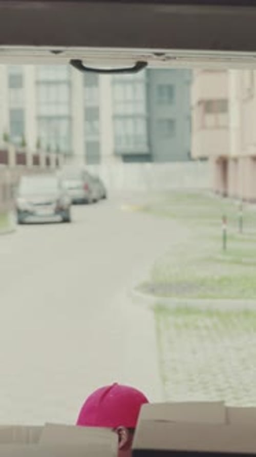 Face Courier: Junger Afroamerikaner, steckte die Kartons ins Auto, transportiert, Lieferung, Geschäft, Post
