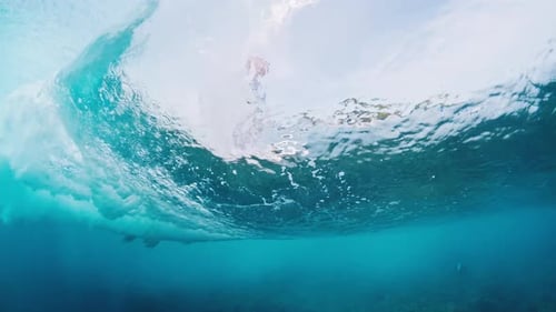 Vue sous-marine du surfeur surfant sur la vague cristalline