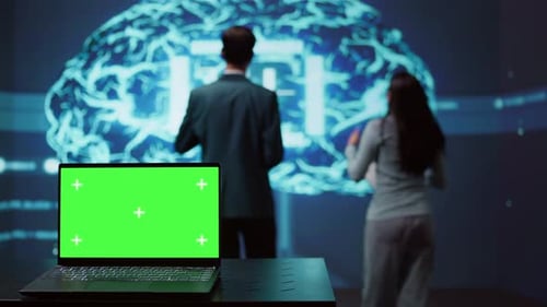 Nahaufnahme eines Laptops mit isoliertem Bildschirm, der für die Entwicklung künstlicher Intelligenz verwendet wird