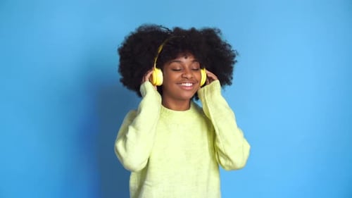 Fröhliche schwarze Frau, die Musik hört