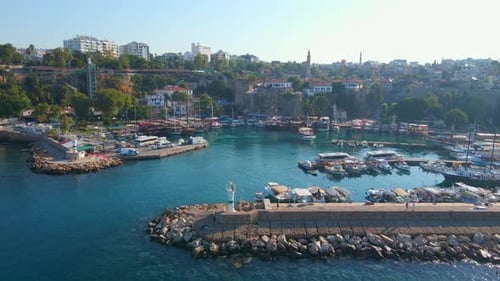In diesem Stockvideos aus der Luft wird die zeitlose Schönheit des alten Hafens von Antalya zum Leben erweckt. Die Kamera