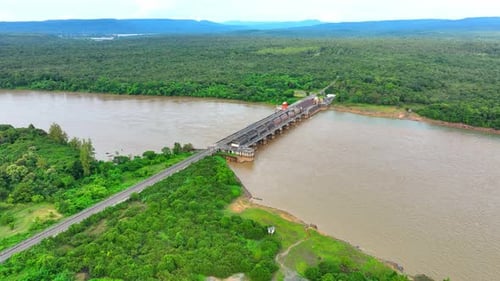 Aerial view over the dam.
