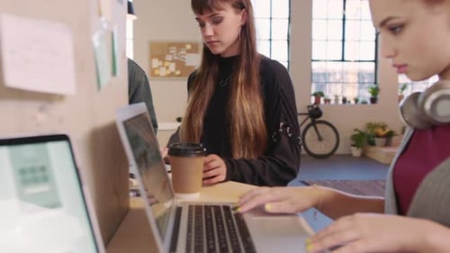 Start-up technologique, hommes d'affaires et développement de logiciels pour un projet de graphiste