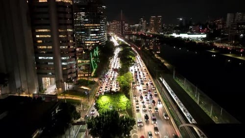 Tráfego rodoviário na noite da cidade em São Paulo, Brasil.