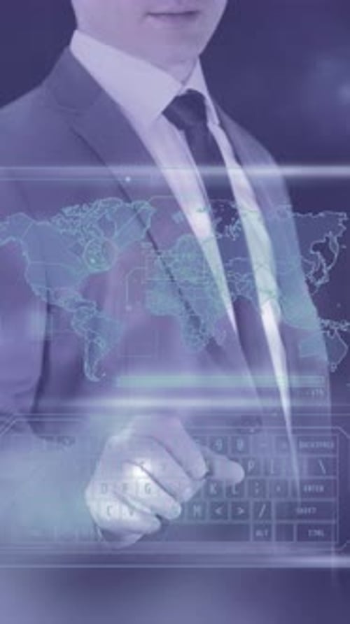 L'homme travaille avec l'interface de suivi virtuelle