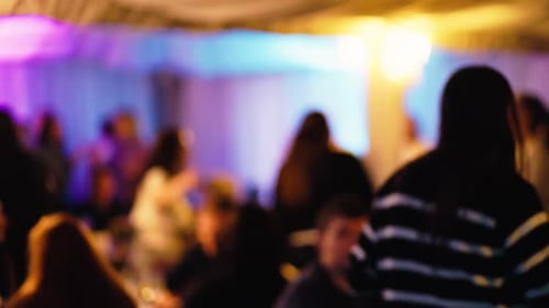 Uma reunião social animada e vibrante, cheia de energia alegre, com um fundo desfocado e