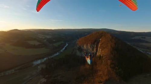 Friedlicher Freiheitsflug mit dem Gleitschirmfliegen