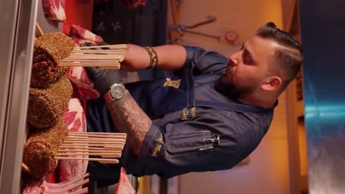 Vertikaler Siebschlachter zum Schneiden von rohem, frischem Rindfleisch und Ribeye-Steak.