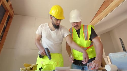 Bauarbeiter kommen zusammen, um gemeinsam an einem Projekt zu arbeiten und dabei Sicherheitsausrüstung zu tragen