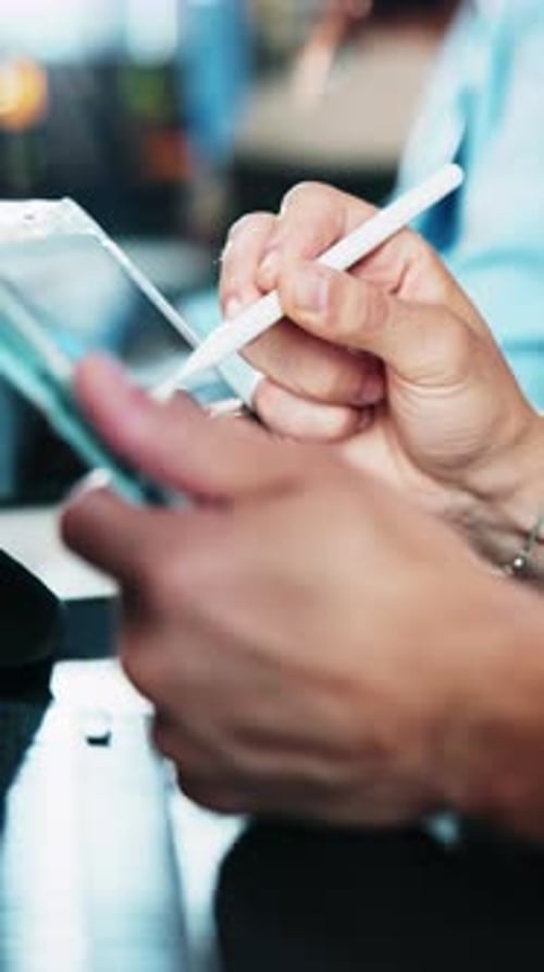 Edição, tablet e mãos no escritório com caneta, redação on-line e planejamento de design de marca