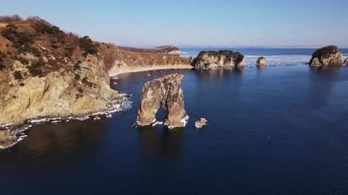Drohnenaufnahme eines wunderschönen Felsbogens natürlichen Ursprungs mitten im Meer