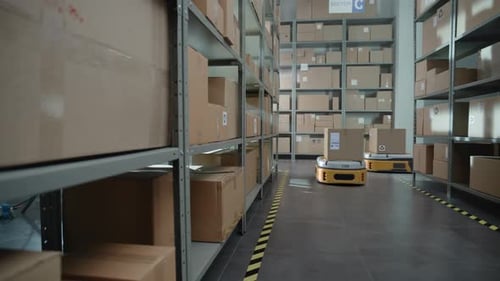 Logistik-Distributionszentrum AGV, Roboter und Drohnen, die Pakete mit Produkten ausliefern