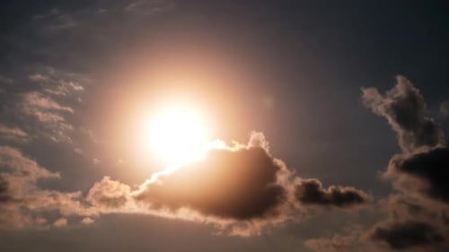 Zeitraffer eines Dramatisch Sonnenuntergangs mit Sonnenstrahlen am Himmel durch orangefarbene Wolken