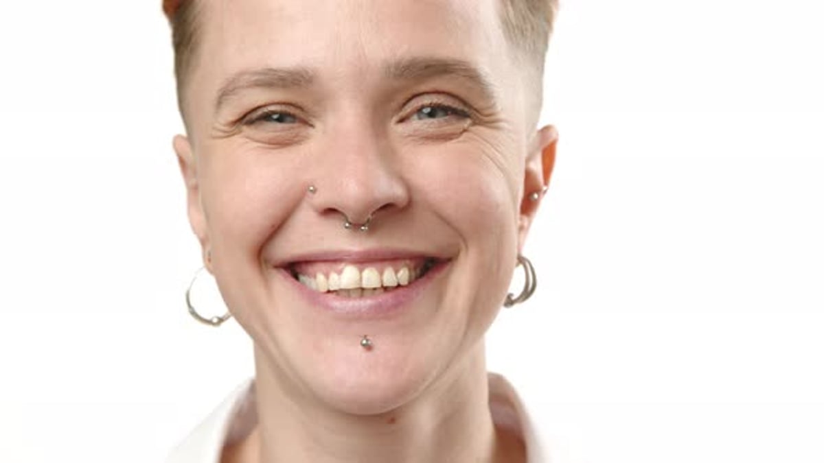 толстые лесби Крупный план молодой лесбиянки с пирсингом, улыбающейся на белом фоне , Стоковые видеоматериалы Включая: лесбийская пара и женщина - Envato