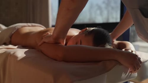 Ruhige Ganzkörpermassagetherapie mit entspannender Nacken- und Schulterbehandlung im Calming Spa
