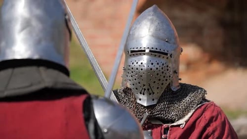 Les chevaliers se regardent, au ralenti.