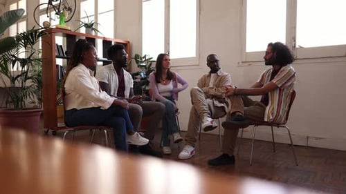 Discussion d'affaires créative dans un cadre de bureau décontracté