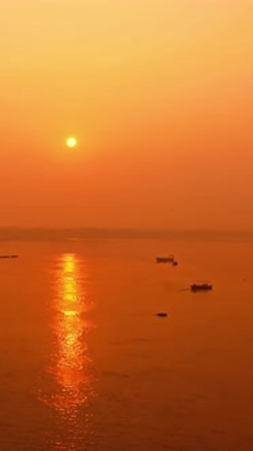 Un Drone matinal paisible filmé au-dessus de Varanasi montrant des bateaux se déplaçant lentement sur le Gange