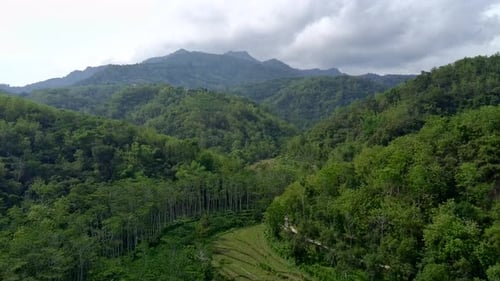 Luftaufnahme der Berge mit wunderschönen grünen Hügeln in Rembang, Zentral-Java, Indonesien.