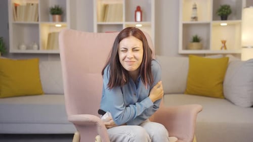 Jeune femme malade dont les os lui font mal quand il éternue.