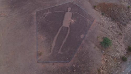Géoglyphe en creux de Blythe vu ci-dessus depuis un Drone, ancienne représentation d'une personne sur le sol du désert de Sonora