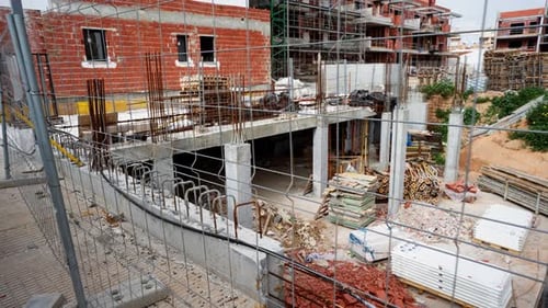 Sitio de construcción de edificio residencial con estructura de concreto y paredes de ladrillo