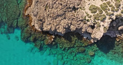 Luftbild der wunderschönen Natur der Meeresküste mit blauem Wasser