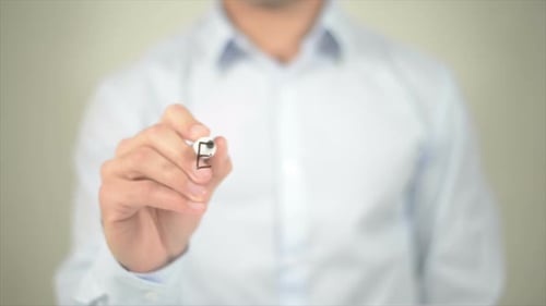 Expertise : un homme écrit sur écran transparent