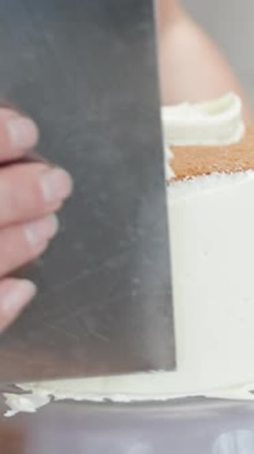 Decorating Round Cake with White Frosting