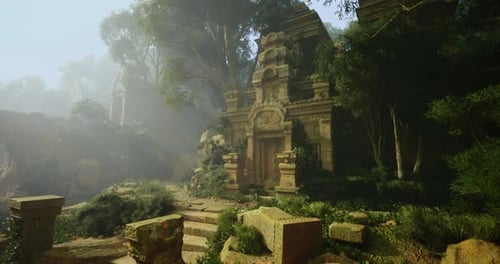 Ruines d'un ancien temple entourées d'une forêt luxuriante dans une lumière matinale brumeuse