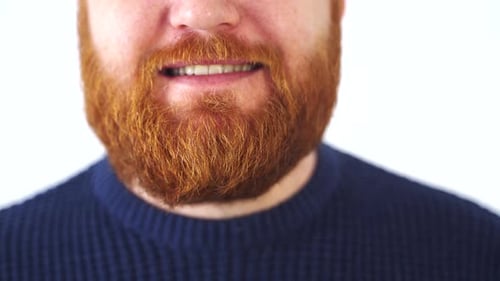 Nahaufnahme: Mund, Mann mit Zähnen lächelt in die Kamera, Zahnarztporträt, Makro-Lippen